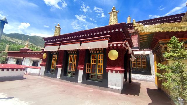 两登拉萨色拉寺后山，上升600米，山顶海拔4200米，经幡飘扬