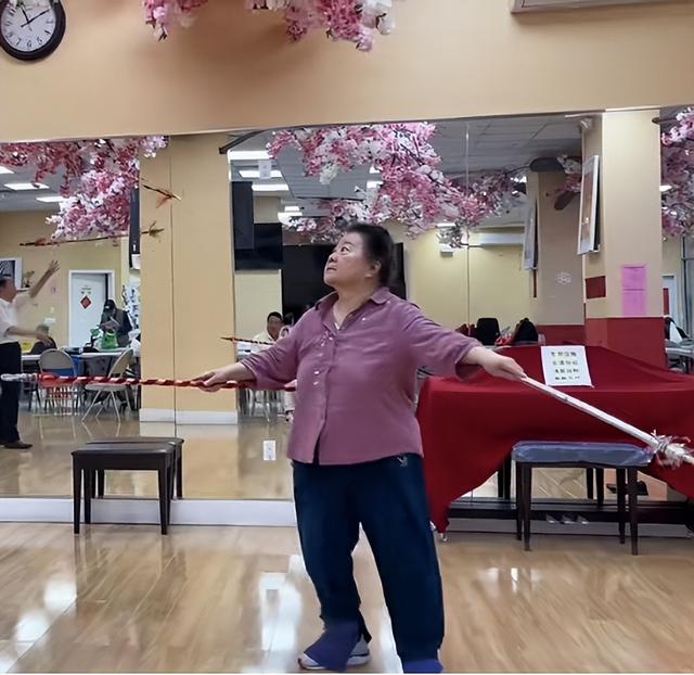 吃里扒外、永不回国？带30名演员留美不归，如今年过花甲归来