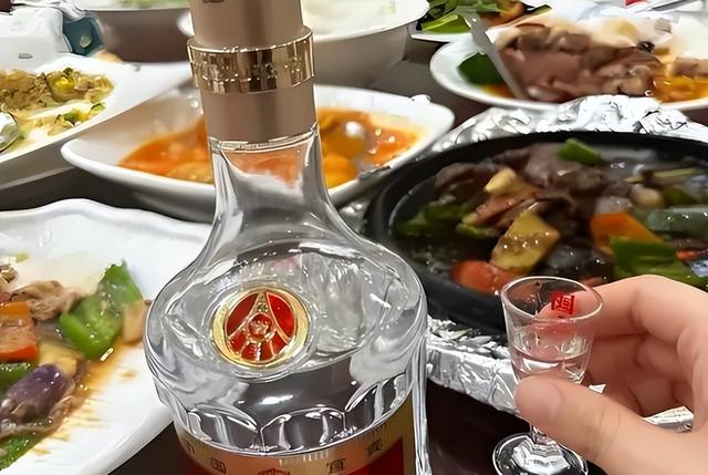 太丢人了，北京一大爷参加酒席，随礼200，竟连喝带拿6瓶五粮液