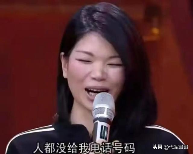 她被群嘲是“第一丑模”，嫁给大20岁老外，如今43岁怎样了？