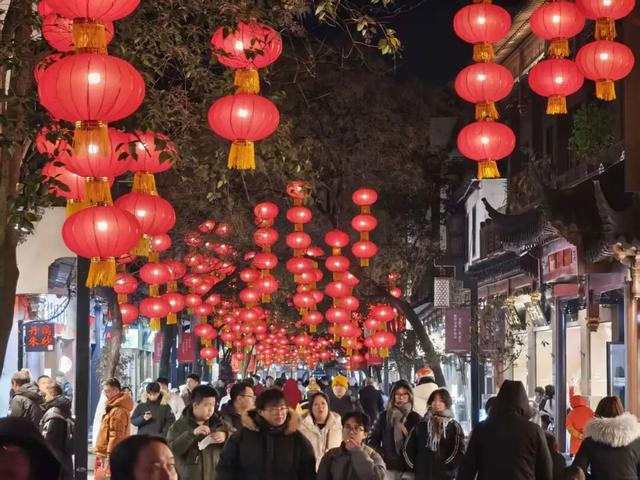 亮灯！马到！这是昨晚的南京