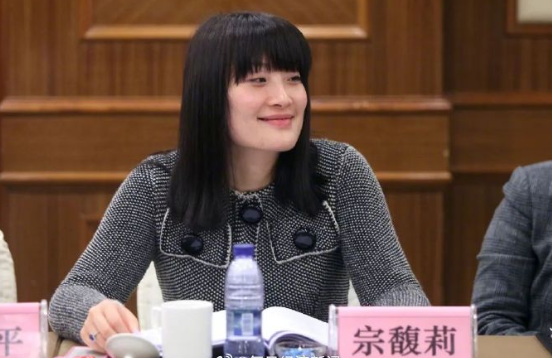 文书已出、资产被冻结、身份争议待解，这下宗馥莉的麻烦大了