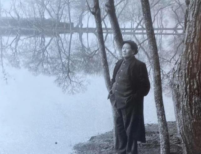 1948年毛主席东渡黄河，刚开船，毛泽东突然转身：快！给我照相