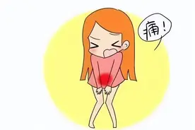 女子私处长“痘痘”，疼痛难忍，外阴结节肿胀如拳头大小！图片
