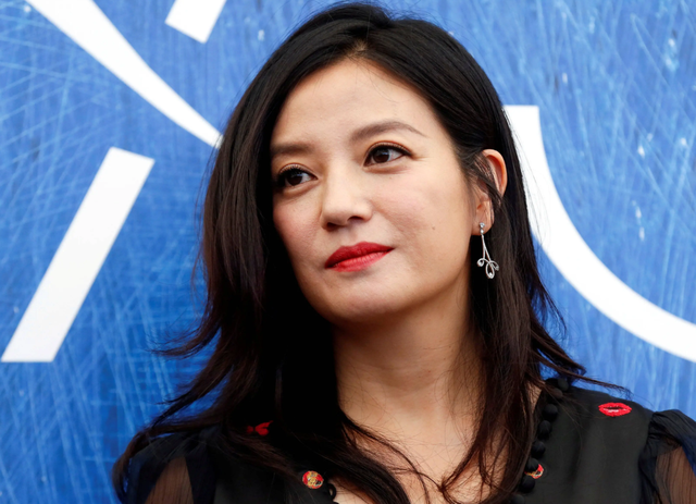 翻身无望！49岁赵薇再曝近况，胃癌传闻真相大白，脸垮皮松人憔悴