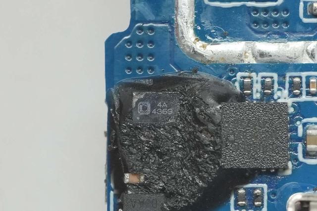 薄至8.7mm，轻松放进口袋，小米22.5W 5000mAh磁吸超薄充电宝拆解