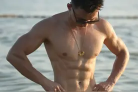 顶不住这样的肌肉小哥，性感的身材完全就是行走的荷尔蒙图片