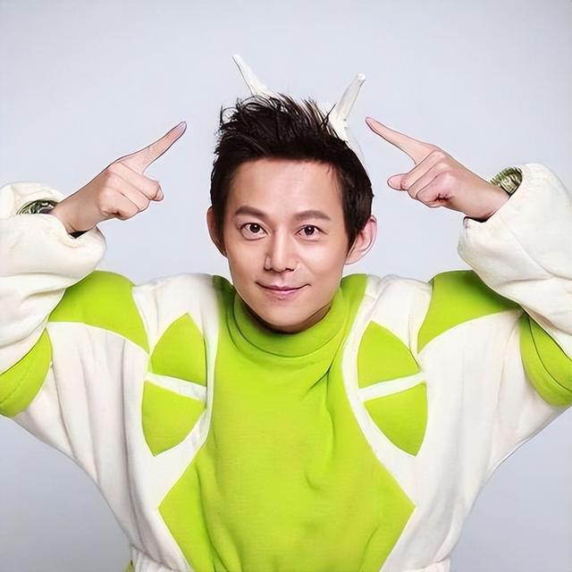 世上没后悔药？无妻无子、与保姆相伴的何炅，走上了另外一条道路