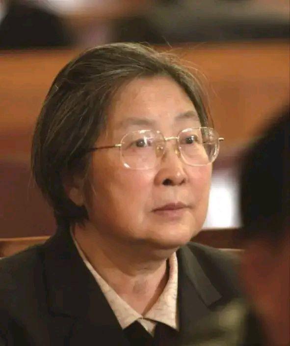 学生时期的李敏被同学公开身份，李敏直言：爸爸是爸爸，我是我！