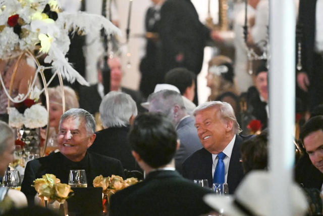 美波音货机坠毁，现场浓烟滚滚；美政府关门35天酿成了航空悲剧？