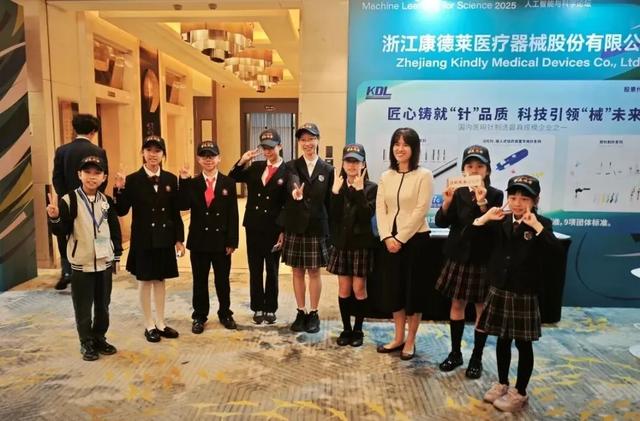 聚焦青科会丨小记者对话全球AI大咖,青科会上“童声问未来”