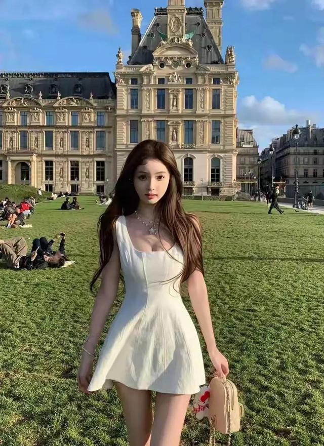 王思聪女友懒懒身材太完美了，瘦却有料，太理解王思聪为什么爱她