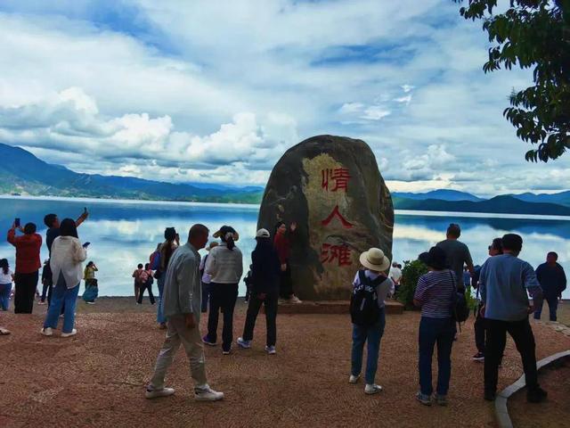 一念湖水，一念人间！在泸沽湖的湖光山色里，寻一场摩梭风情梦