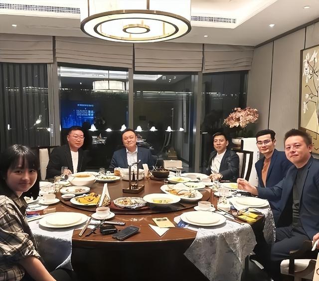 前首富黄光裕聚餐照格外显眼，虽英雄落幕，但C位的气场依然强大
