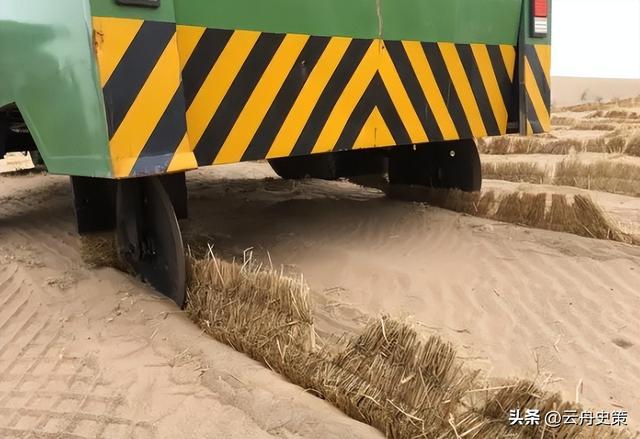一天“吞”掉40亩沙漠？中国发明的“吞沙巨兽”，已在甘肃使用！