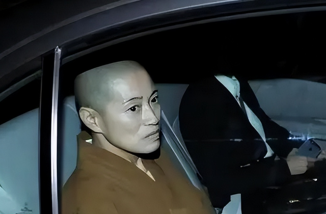 揭秘尼姑庵真相：表面佛门实则妓院，穿黑丝戴假发，香客人来人往