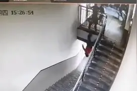 课间打闹撞断护栏，西宁一小学生从4楼跌至3楼 目前仍在ICU抢救图片