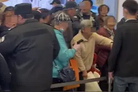太夸张！上海又现通宵排长队，“限量就100个”，年轻人抢不过阿姨爷叔…多地紧急喊停图片