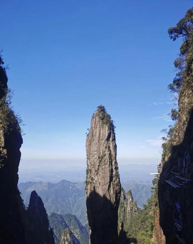 又称人间小张家界，莽山的五指峰。原因是这是一座“不用爬的山”