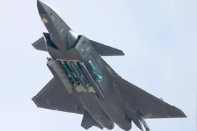 歼-20再送上大礼，试飞员证实极限战力，大过载大滚转下发射导弹图片