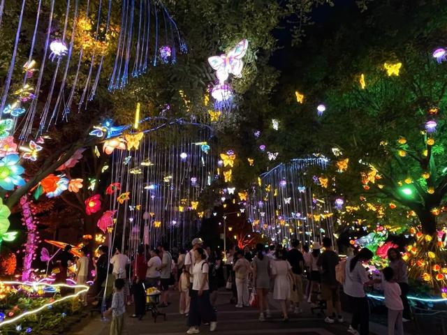 假期结束倒计时！来世界花卉大观园，相约“花火之梦”、苗侗风情巡游！