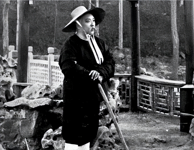 临死前袁世凯把儿子叫到床前：你不要送葬，开枪打死穿红衣服的人