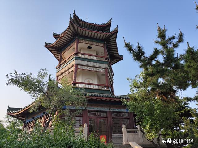 落日余晖下的毓璜顶一片金黄，毓璜和玉皇傻傻分不清