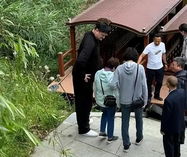 姚明一家游苏州太湖，15岁女儿打扮太老气，岳母出镜瘦又高超170