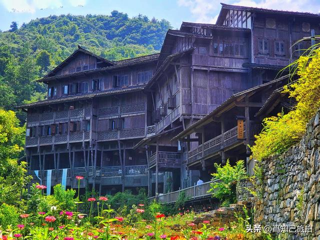 遵义乌江寨山峦连绵起伏 碧水绕寨而行