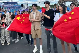 张云龙和林一在巴黎铁塔下看颁奖，两位好帅吖！运动健儿更帅！图片