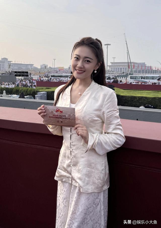 王小玮受邀现场观礼九三阅兵，穿中式套裙戴珍珠耳环美得耀眼