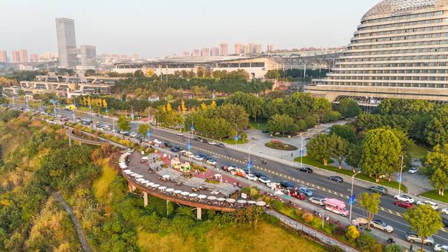 重庆江边烟火气,藏在悦来这条街区