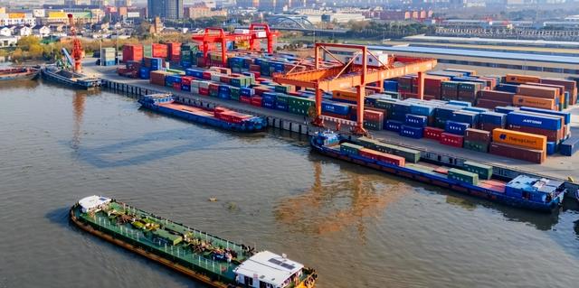 中国贸易顺差突破万亿美元，这个数字背后，正在发生什么？