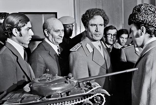 卡扎菲死前：躲进下水道被揪出，对打了他两巴掌的士兵说了两句话