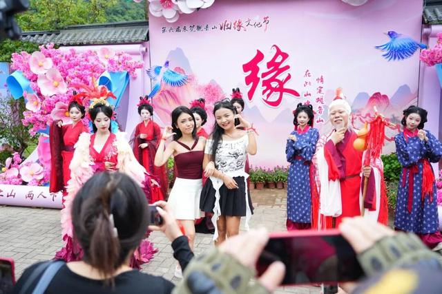 第六届观音山姻缘节能玩能互动，牵红线、抢绣球，游客直呼太上头