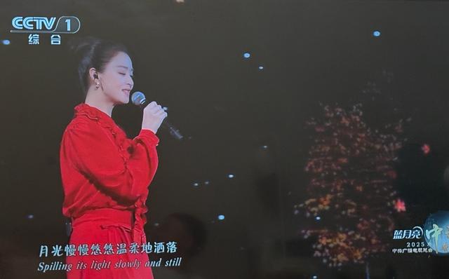 央视秋晚：蒋欣惊艳的不止脸，毛不易留遗憾，谢娜是大赢家