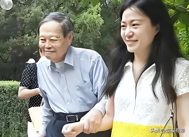 恩爱21年抵不过现实！103岁杨振宁已白发衰老，49岁翁帆绚烂如花