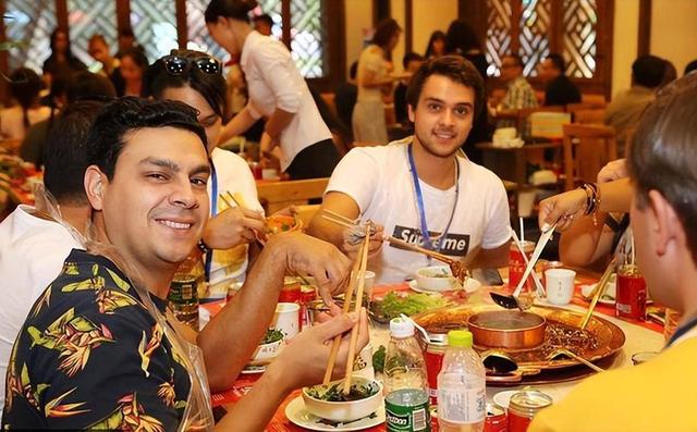 大量外国游客到访北京，拿着旅游签证却不去任何景区，那来干啥？
