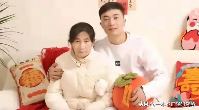 32岁男子把58岁妈妈锁家里,一起洗澡睡觉,就连出门都是形影不离