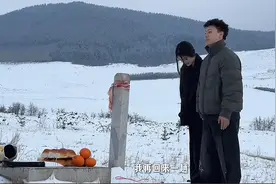 变形记王晨正带女朋友看爷爷！坟前磕头跪拜，小丫头已上一年级了图片