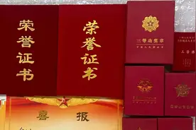 她把爸爸的奖牌藏进书包，拿给老师“炫耀”——“我爸爸是当兵的”图片