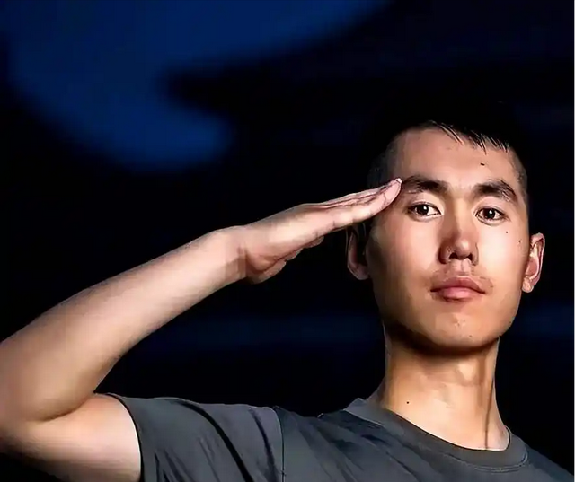 天安门最帅升旗手张自轩转业后，现状十分罕见，如今他后悔了吗？