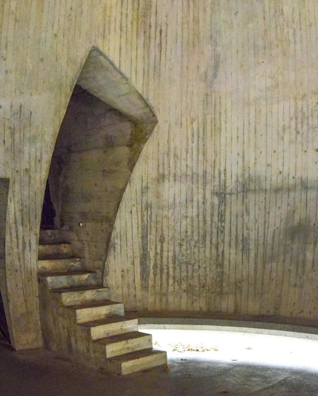 岩石缝隙中的现代回响：加尔费蒂与贝林佐纳大城堡的重生