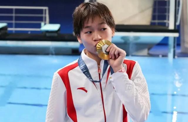 豪宅风波后，全红婵带伤新疆滑雪，令人担心的事发生 樊振东说对了