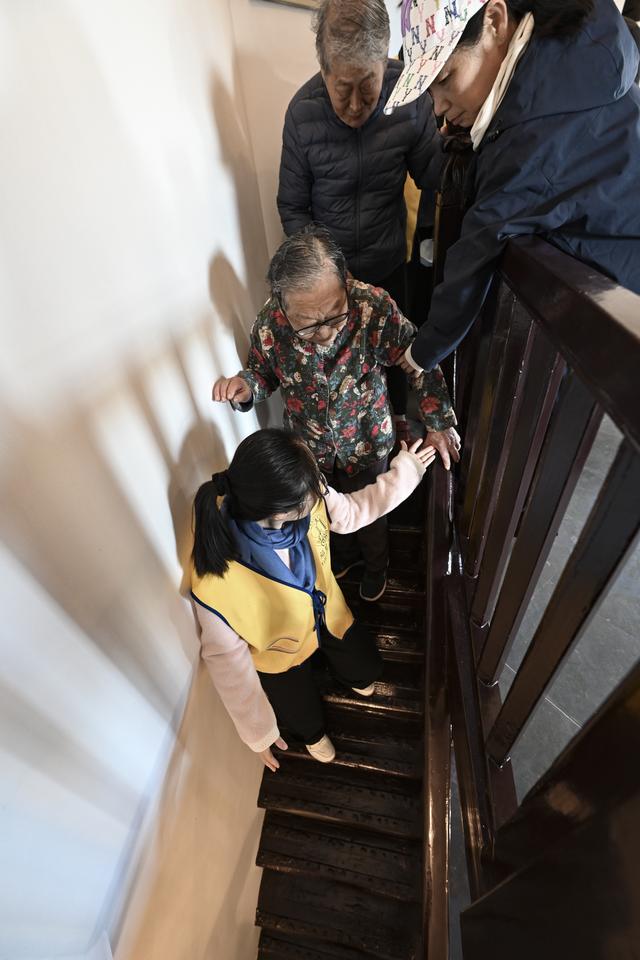 秋爽登文峰 塔下聚宾朋