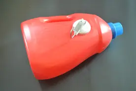 洗衣液瓶子不要扔，简单改造一下，放在卫生间里，全家人都抢着用图片