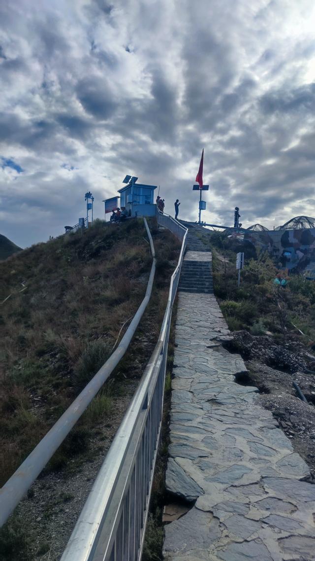 爬拉萨南山公园