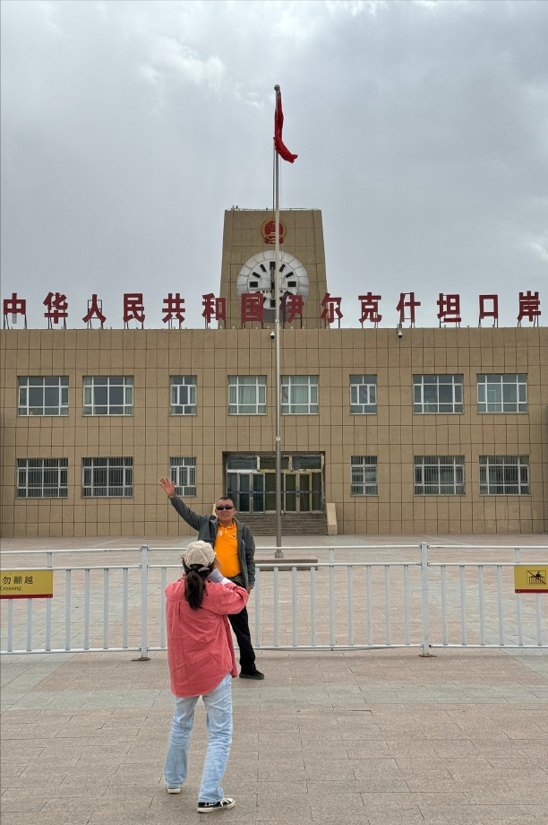 比喀什更西，中国最西边的小城，晚上22点太阳还没下山！