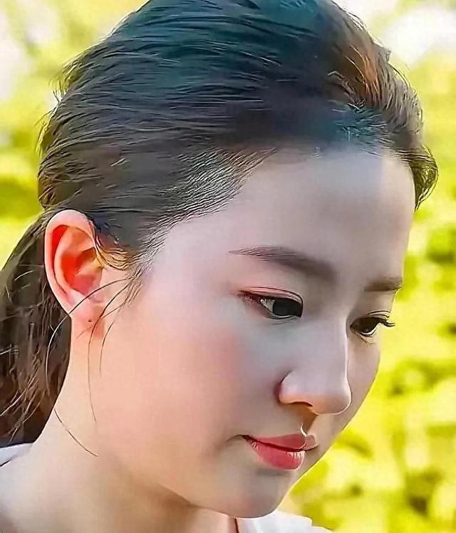 刘亦菲快40岁了，耳朵鬓角白发明显	，她没染发，坦然面对衰老