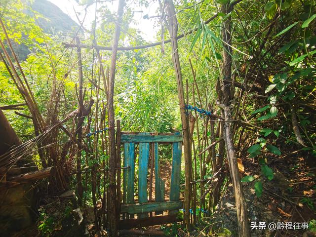 一个洞内烟云氤氲的躲匪洞，一个白练如幕的暗河瀑布